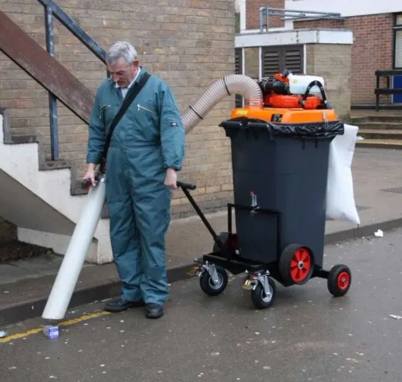 Tekerlekli Yaprak ve Çöp Toplama Makinesi -Overton HV-240